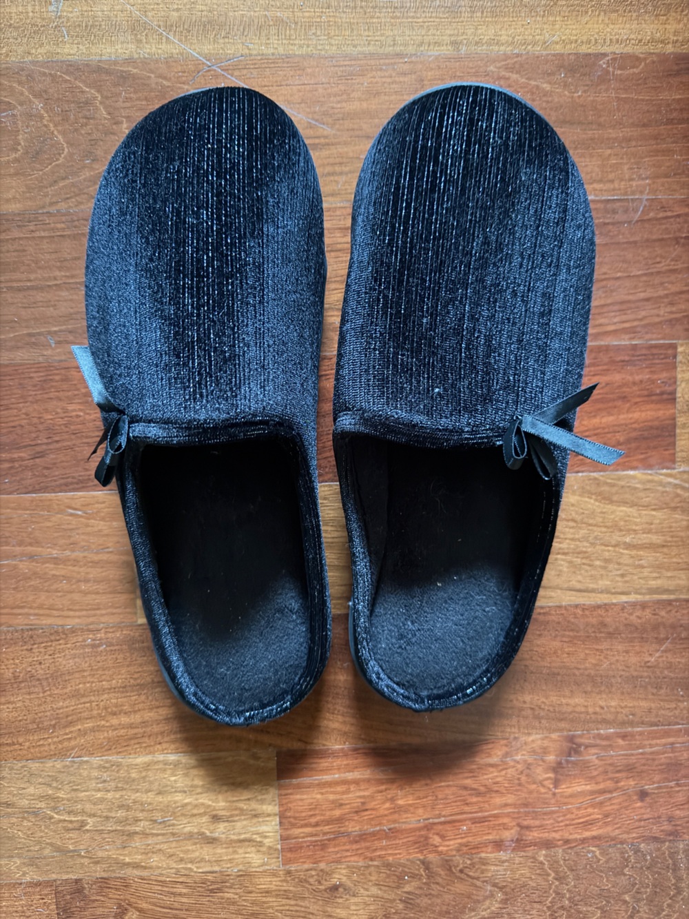 Isotoner Black Metallic Sparkle House Slippers with Bows – fits US 8.5-9